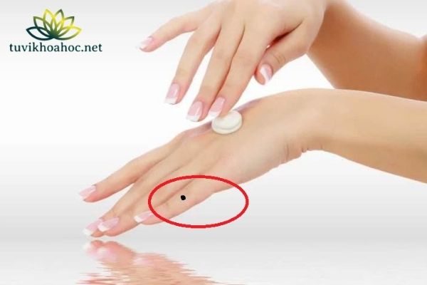 Ý nghĩa nốt ruồi trên ngón tay út bên phải, trái ở Nam và Nữ